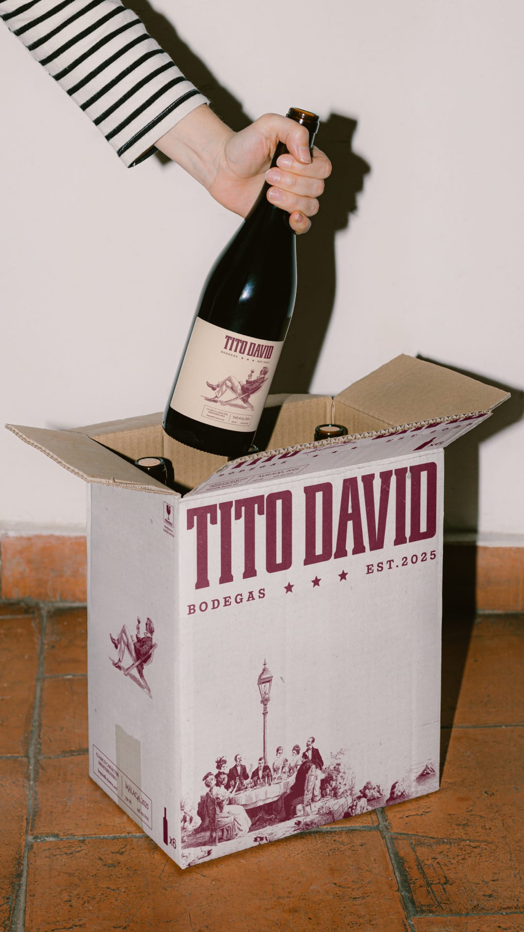 Mockup de botella Tito David en ambiente de bodega